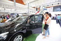 Chính sách giảm thuế trước bạ đã giúp các doanh nghiệp sản xuất và phân phối ô tô tăng trưởng mạnh trong năm 2020. Ảnh: Dũng Minh