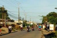 Một đoạn đường Nam Sông Hậu chật hẹp qua Hậu Giang.