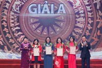 Chủ tịch Quốc hội Nguyễn Thị Kim Ngân và Trưởng ban Tuyên giáo Trung ương Võ Văn Thưởng trao giải cho các tác giả đoạt giải A - (Ảnh Duy Linh).