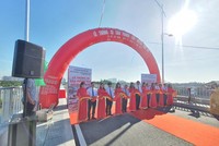 Ông Lê Hòa Bình, Phó Chủ tịch UBND TP.HCM cắt băng thông xe Cầu Phước Lộc, cây cầu dài 386m bao gồm 13 nhịp bê tông cốt thép, mặt cắt ngang 10,5m và có tổng mức đầu tư hơn 405 tỷ đồng. Ảnh: Lê Toàn.