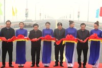 Phó Thủ tướng Chính phủ Trịnh Đình Dũng, lãnh đạo Bộ GTVT và lãnh đạo UBND TP Hà Nội thực hiện nghi thức thông xe