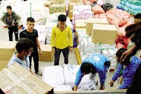 Nhân viên Vietnam Post tiếp nhận và chuyển phát hàng