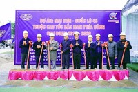 Các đại biểu thực hiện nghi thức khởi công Gói thầu XL -14 thuộc Dự án thành phần đường cao tốc Mai Sơn - Quốc lộ 45.