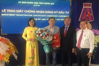 Ông Cao Tiến Dũng, Chủ tịch UBND tỉnh Đồng Nai (đứng thứ 2 từ bên phải) trao giấy phép, chụp ảnh lưu niệm với nhà đầu tư.