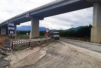 Nhà thầu thi công gặp khó tại đoạn Hòa Liên - Túy Loan (Km66 - Km78) do vướng giải phóng mặt bằng.