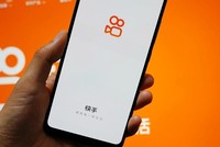 Giao diện ứng dụng Kuaishou trên điện thoại di động. Ảnh: AFP