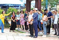 Nhiều doanh nghiệp du lịch đã linh hoạt hình thức thanh toán để kích cầu. Trong ảnh: Khách tham quan nhà cổ Bình Thủy (Cần Thơ)