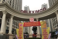 Hội chợ được tổ chức ngay giữa khu dân cư hàng chục nghìn người, trong bối cảnh dịch covid-19 đang diễn biến phức tạp.