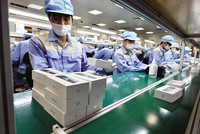 Công nghiệp ICT là ngành xuất siêu lớn nhất của Việt Nam. Trong ảnh: sản xuất smartphone tại Nhà máy Bphone. Ảnh: Đức Thanh