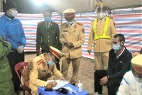 Đối tượng truy nã (mặc áo đen) bị lực lượng Cảnh sát giao thông Công an tỉnh Hải Dương phát hiện, bắt giữ tại chốt kiểm dịch