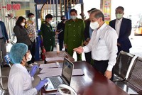 Chủ tịch UBND tỉnh Thừa Thiên Huế Phan Ngọc Thọ kiểm tra công tác phòng chống Covid-19 tại một khu cách ly.