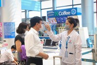 Kiểm tra đo thân nhiệt hành khách đi máy bay. Ảnh: ACV.
