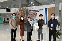 Ban Quản lý Khu kinh tế Quảng Ninh trao giấy chứng nhận cho nhà đầu tư đến từ Singapore trong chiều 5/2/2021