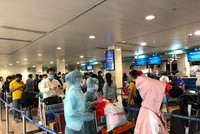 Người dân xếp hàng chờ làm thủ tục hải quan tại sân bay Tân Sơn Nhất ngày 04/02 (Ảnh minh hoạ: Hồng Phúc).