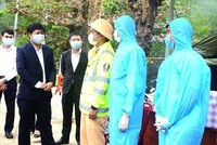 Ông Lương Nguyễn Minh Triết- Phó Bí thư Thường trực Thành uỷ Đà Nẵng (áo vest) thăm hỏi, chúc tết lực lượng tại các điểm chốt chặn phòng chống dịch Covid-19 trên địa bàn Đà Nẵng