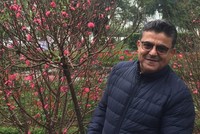 Đại sứ Palestine tại Việt Nam, ông Saadi Salama đi chọn đào Tết (Ảnh do Đại sứ cung cấp)