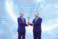 Thủ tướng Chính phủ Việt Nam Nguyễn Xuân Phúc trao búa, chuyển giao vai trò Chủ tịch ASEAN 2021 cho Đại sứ Brunei tại Việt Nam, ông Pengiran Haji Sahari bin Pengiran Haji Salleh