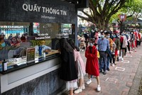 Du khách xếp hàng mua vé vào Văn Miếu - Quốc Tử Giám