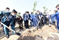 Lãnh đạo các bộ, ngành và thành phố Hà Nội cùng các đại biểu tham gia trồng cây tại nút giao đường Vành đai 3 - quốc lộ 5B. (Ảnh: Thanh Hải)