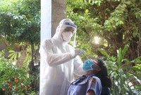 Lấy mẫu xét nghiệm Covid-19 tại Ga Sài Gòn (Ảnh: H.Yến). 