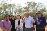 Lãnh đạo tỉnh Quảng Trị trao đổi với ông Luca Dragonetti tại chuyến khảo sát đầu tư của đoàn công tác Công ty Năng lượng ENI Việt Nam tại Quảng Trị.