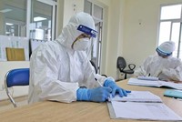 Những y, bác sỹ đang cố gắng hết sức trên tuyến đầu chống dịch