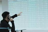 Tiền ngân hàng vẫn chảy vào chứng khoán