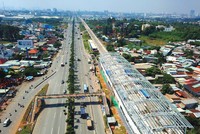 Chủ trương thu hồi thêm đất ở hai bên công trình hạ tầng được kỳ vọng giải quyết dứt điểm vướng mắc tái định cư, bổ sung nguồn thu ngân sách để tái đầu tư. Ảnh: Lê Toàn