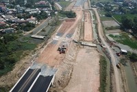 Một đoạn cao tốc Bến Lức - Long Thành thi công dở dang.