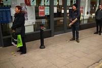 Người mua hàng tại Anh thực hiện giãn cách xã hội. Ảnh: AFP