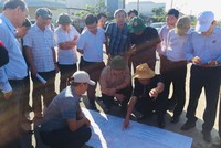 Ông Lê Trí Thanh (ngồi), kiểm tra thực tế các dự án trên địa bàn Thị xã Điện Bàn.