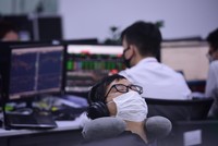 "Bảng treo, lệnh nghẽn" và diễn biến lạ phiên 5/3