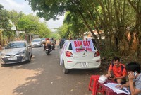 Dùng xe ô tô rao bán đất ở Bình Phước