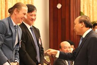Thủ tướng Nguyễn Xuân Phúc trao đổi với ông Dominic Scriven, Chủ tịch Điều hành Công ty quản lý Quỹ Dragon Capital (bên trái) và ông Mai Hữu Tín, Chủ tịch U&I. (Ảnh: H.Phúc)