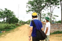 Nhà đầu tư xem đất tại Hòa Lạc. Ảnh: Thành Nguyễn