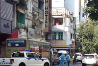 Lực lượng y tế phun thuốc khử khuẩn 1 khách sạn có người Trung Quốc nhập cảnh trái phép lưu trú