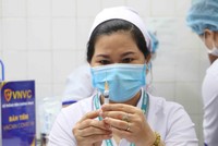 Hình ảnh những y bác sĩ đầu tiên tại bệnh viện Nhiệt Đới TP.HCM được tiêm vắc-xin phòng Covid-19