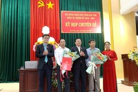 Thường trực HĐND tỉnh Kon Tum trao Nghị quyết, tặng hoa chúc mừng Phó chủ tịch UBND tỉnh Kon Tum Nguyễn Ngọc Sâm (thứ 2 từ phải qua) và Giám đốc Sở Tài chính Nguyễn Văn Điệu.