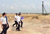 Chủ tịch UBND tỉnh Thừa Thiên Huế Phan Ngọc Thọ (đội mũ, hàng đầu) kiểm tra tiến độ thi công dự án.