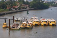 Tuyến xe buýt đậu tại bến khu vực quận 2 (Ảnh: Lê Toàn).