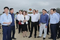 Ông Lê Văn Thành, Bí thư Thành uỷ Hải Phòng kiểm tra tiến độ đường cao tốc ven biển tại phường Minh Đức, quận Đồ Sơn. Ảnh: DT