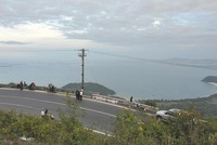 Thắng cảnh Làng Vân nhìn từ đèo Hải Vân.