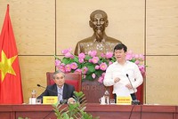 Chủ tịch UBND tỉnh Nghệ An Nguyễn Đức Trung chủ trì và phát biểu tại cuộc họp