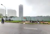 Dự án trường học của Công ty TSQ Việt Nam quây tôn kín mít cả chục năm nay. Ảnh: Dũng Minh