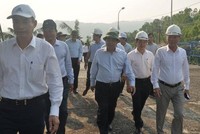 Bộ trưởng Nguyễn Chí Dũng (ở giữa) và đoàn công tác của của Bộ, lãnh đạo UBND TP Đà Nẵng thị sát thực địa vị trí xây dựng cảng Liên Chiểu