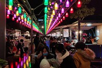 Khu phố ẩm thực được đặt tại Quảng trường Carnival là địa điểm vui chơi mới về đêm của người dân Quảng Ninh và du khách.