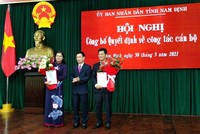 Chủ tịch UBND tỉnh Nam Định trao Quyết định của Thủ tướng Chính phủ và tặng hoa chúc mừng 2 tân Phó Chủ tịch.