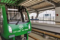 Một đoàn tàu đường sắt Cát Linh - Hà Đông tại ga Yên Nghĩa (Hà Đông).