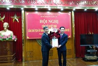 Chủ tịch UBND tỉnh Nam Định Phạm Đình Nghị trao Quyết định bổ nhiệm Giám đốc Sở Kế hoạch và Đầu tư tỉnh Nam Định cho ông Mai Văn Quyết.