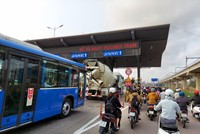 Lượng lớn phương tiện giao thông ùn ứ chờ mua xé qua Trạm thu phí BOT Xa lộ Hà Nội đầu ngày tái thu phí đầu tiên.
